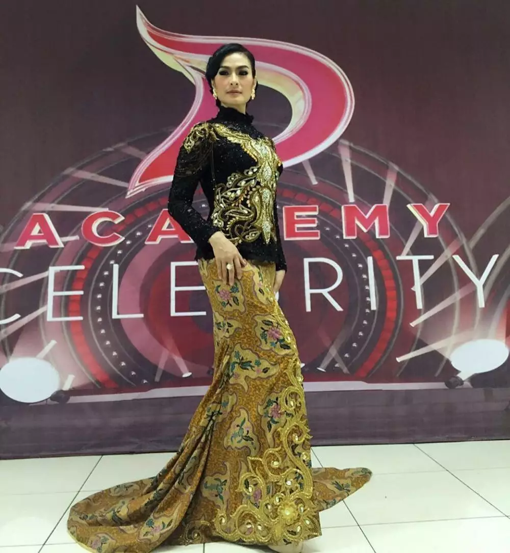 Potret Iis Dahlia kenakan kebaya Instagram/@isdadahlia