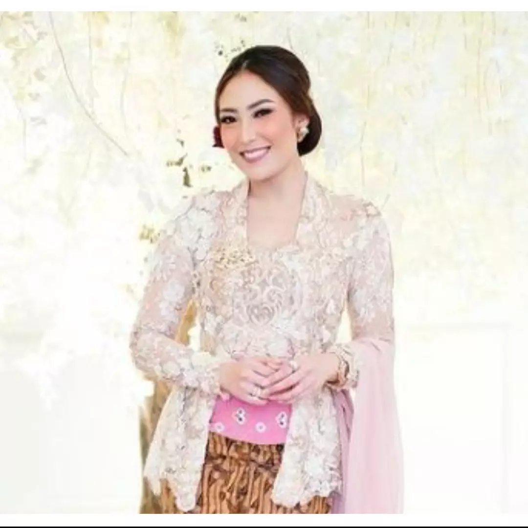 Momen 5 seleb jajal jadi news anchor, Ayu Dewi tuai pujian
