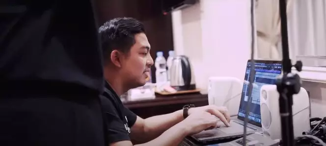 Momen Arya Saloka cover OST Ikatan Cinta © YouTube Momen Arya Saloka cover OST Ikatan Cinta © YouTube