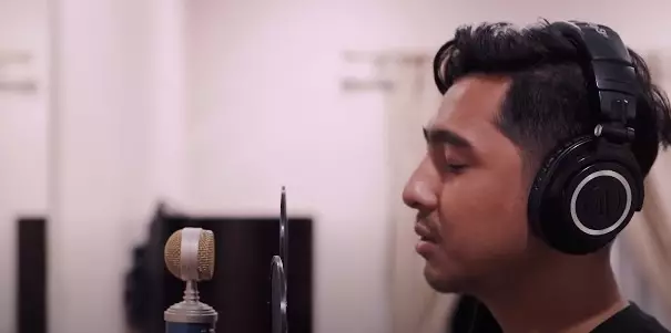 Momen Arya Saloka cover OST Ikatan Cinta © YouTube Momen Arya Saloka cover OST Ikatan Cinta © YouTube