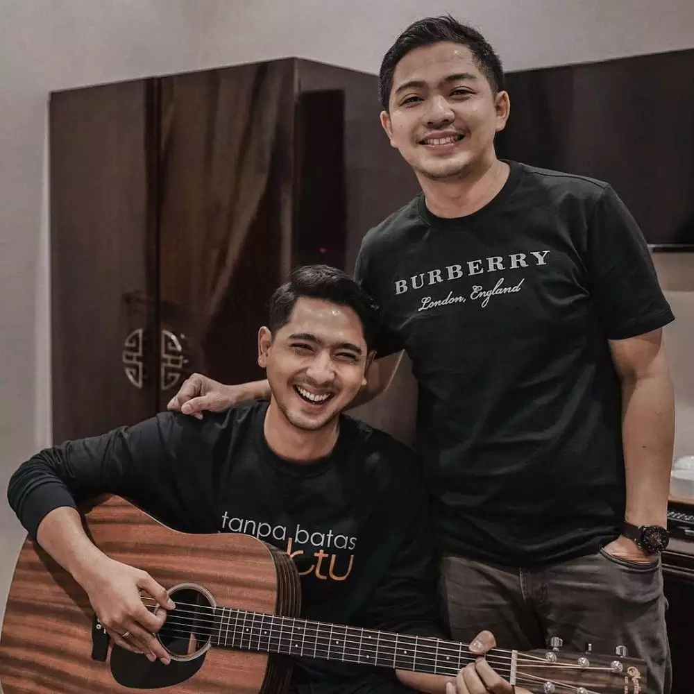 Momen Arya Saloka cover OST Ikatan Cinta © YouTube Momen Arya Saloka cover OST Ikatan Cinta © YouTube