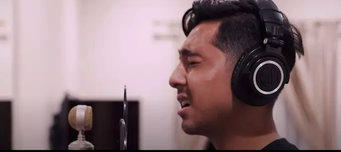 Momen Arya Saloka cover OST Ikatan Cinta © YouTube Momen Arya Saloka cover OST Ikatan Cinta © YouTube