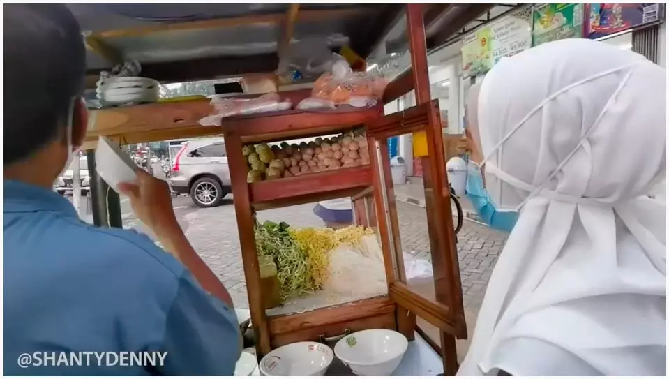 istri Denny Cagur buka puasa di pinggir jalan © YouTube