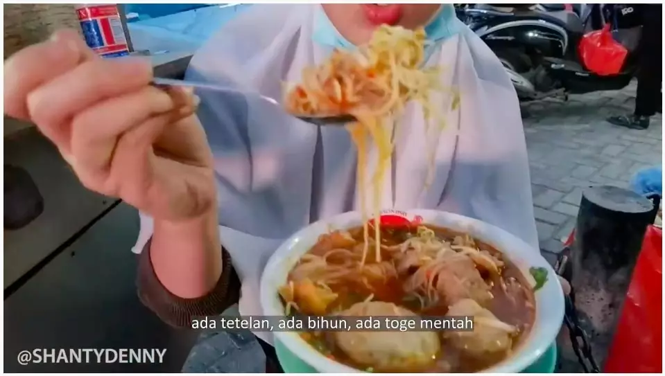 istri Denny Cagur buka puasa di pinggir jalan © YouTube