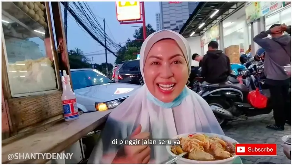 istri Denny Cagur buka puasa di pinggir jalan © YouTube