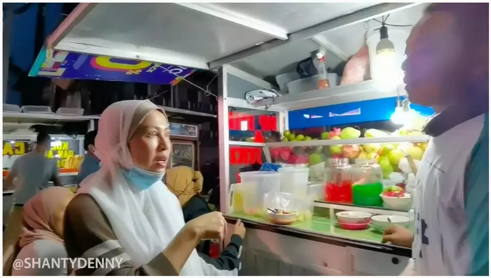 istri Denny Cagur buka puasa di pinggir jalan © YouTube