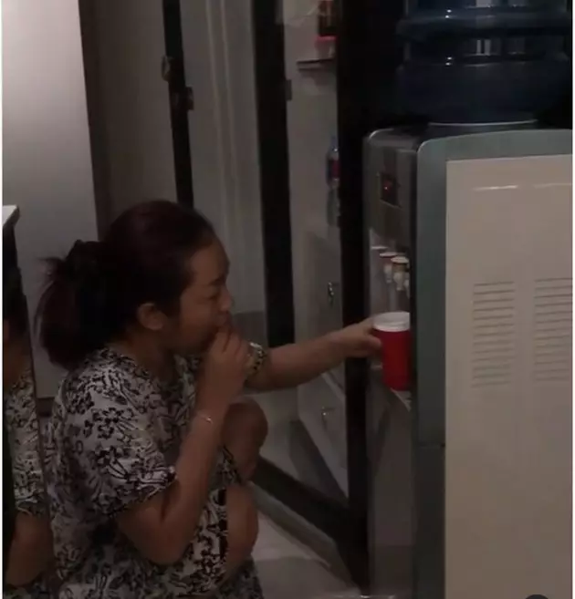 gaya sederhana Soimah dengan kaus Berbagai sumber