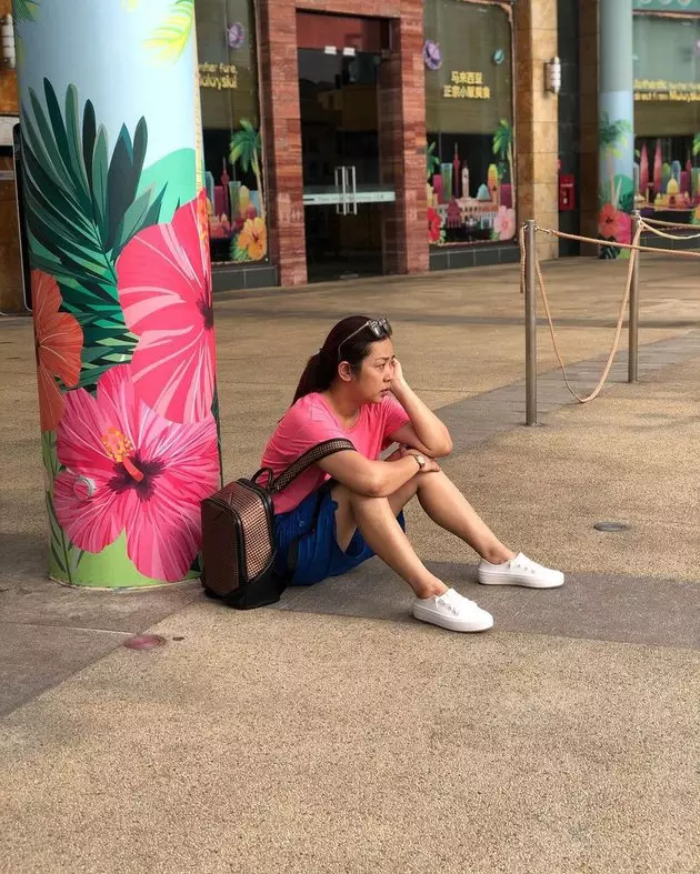 gaya sederhana Soimah dengan kaus Berbagai sumber