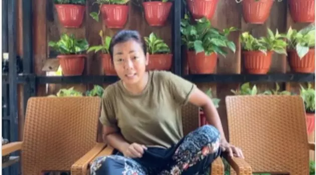 gaya sederhana Soimah dengan kaus Berbagai sumber