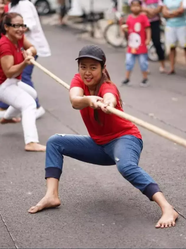 gaya sederhana Soimah dengan kaus Berbagai sumber