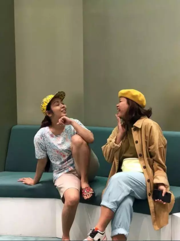 gaya sederhana Soimah dengan kaus Berbagai sumber