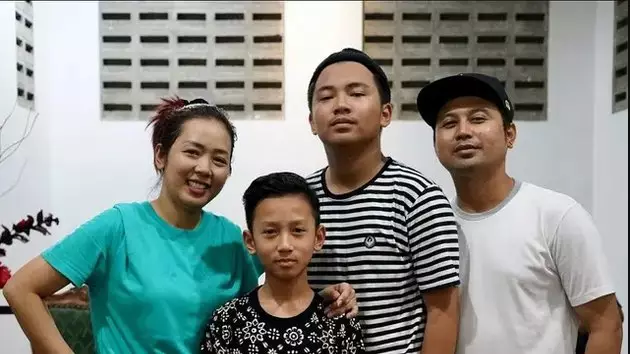 gaya sederhana Soimah dengan kaus Berbagai sumber