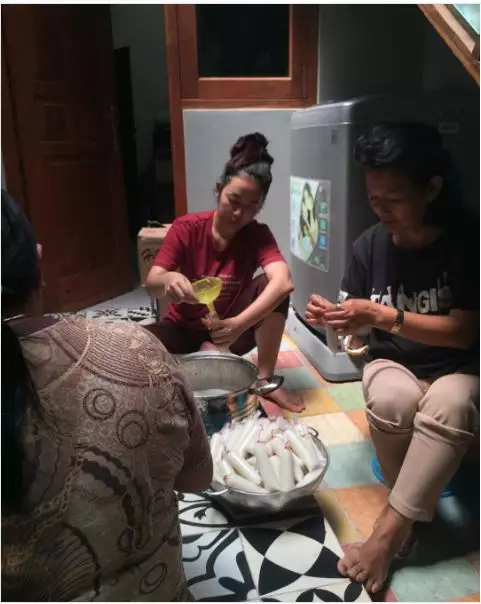 gaya sederhana Soimah dengan kaus Berbagai sumber