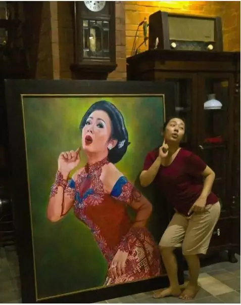 gaya sederhana Soimah dengan kaus Berbagai sumber