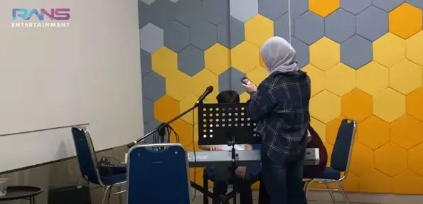 Momen Rafathar manggung pertama kali © YouTube/Rans Entertainment
