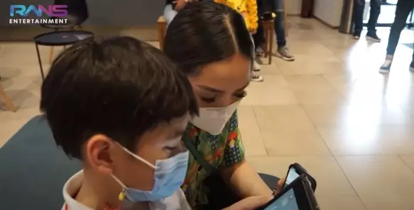 Momen Rafathar manggung pertama kali © YouTube/Rans Entertainment