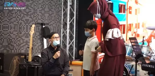 Momen Rafathar manggung pertama kali © YouTube/Rans Entertainment