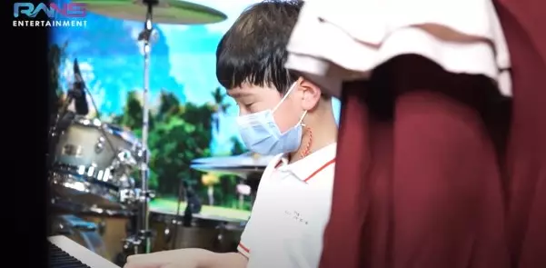 Momen Rafathar manggung pertama kali © YouTube/Rans Entertainment