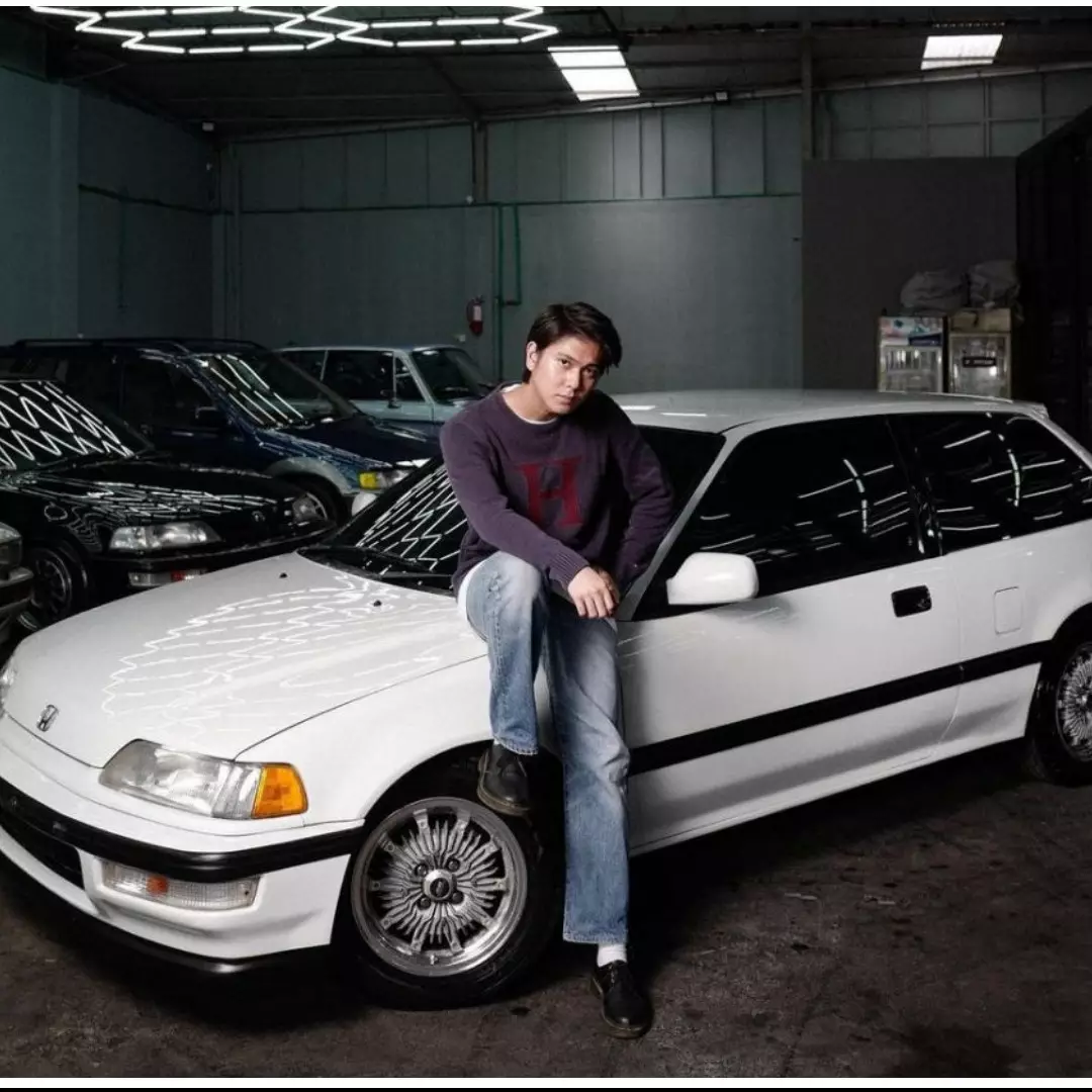 9 Potret mobil Iqbaal Ramadhan dengan lukisan abstrak, artistik abis