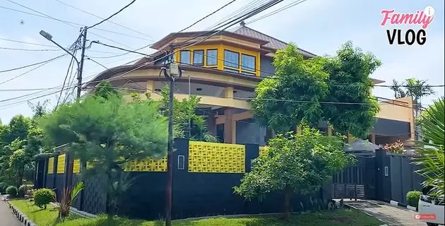 Potret rumah orang tua Ussy Sulistyawati © YouTube/Ussy Andhika Official
