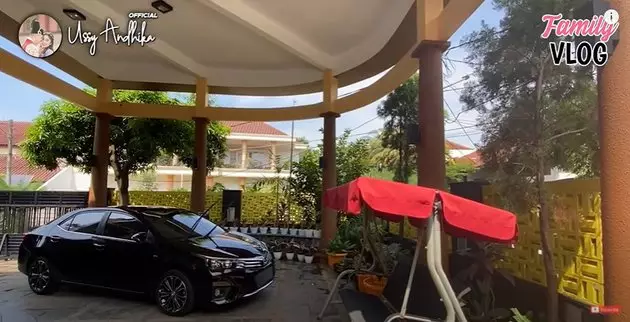 Potret rumah orang tua Ussy Sulistyawati © YouTube/Ussy Andhika Official