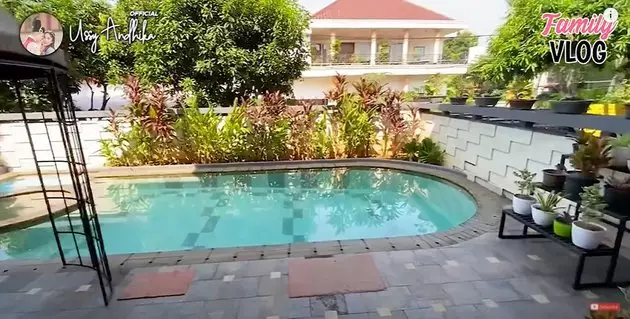 Potret rumah orang tua Ussy Sulistyawati © YouTube/Ussy Andhika Official