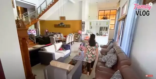 Potret rumah orang tua Ussy Sulistyawati © YouTube/Ussy Andhika Official
