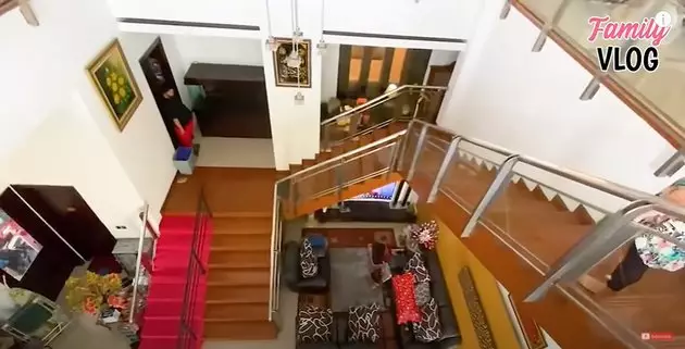 Potret rumah orang tua Ussy Sulistyawati © YouTube/Ussy Andhika Official