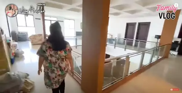 Potret rumah orang tua Ussy Sulistyawati © YouTube/Ussy Andhika Official