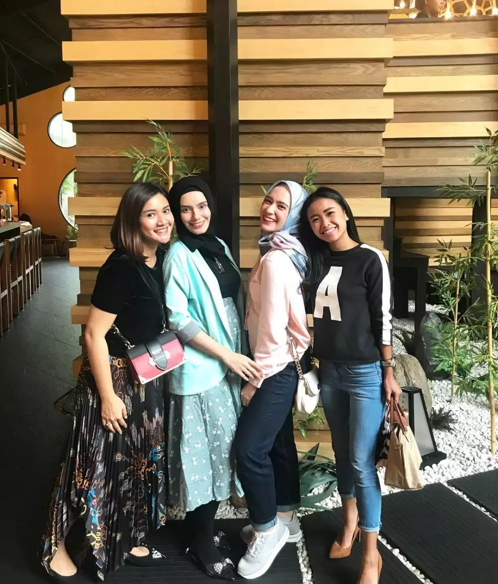 Potret kompak Putri Anne bareng geng seleb  © Instagram Potret kompak Putri Anne bareng geng seleb  © Instagram