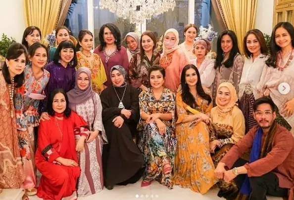 seleb buka puasa bersama gengnya © berbagai sumber seleb buka puasa bersama gengnya © berbagai sumber