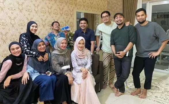 seleb buka puasa bersama gengnya © berbagai sumber seleb buka puasa bersama gengnya © berbagai sumber