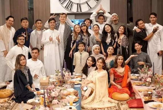 seleb buka puasa bersama gengnya © berbagai sumber seleb buka puasa bersama gengnya © berbagai sumber