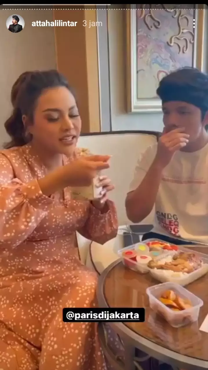 seleb pakai baju Rp 100 ribuan © 2021 brilio.net seleb pakai baju Rp 100 ribuan © 2021 brilio.net