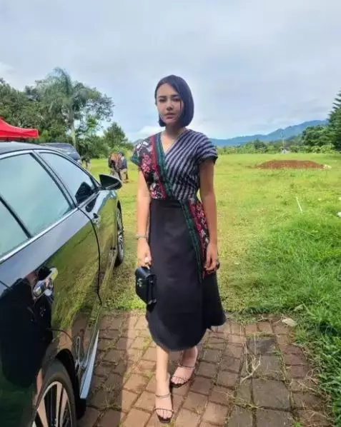 seleb pakai baju Rp 100 ribuan © 2021 brilio.net seleb pakai baju Rp 100 ribuan © 2021 brilio.net