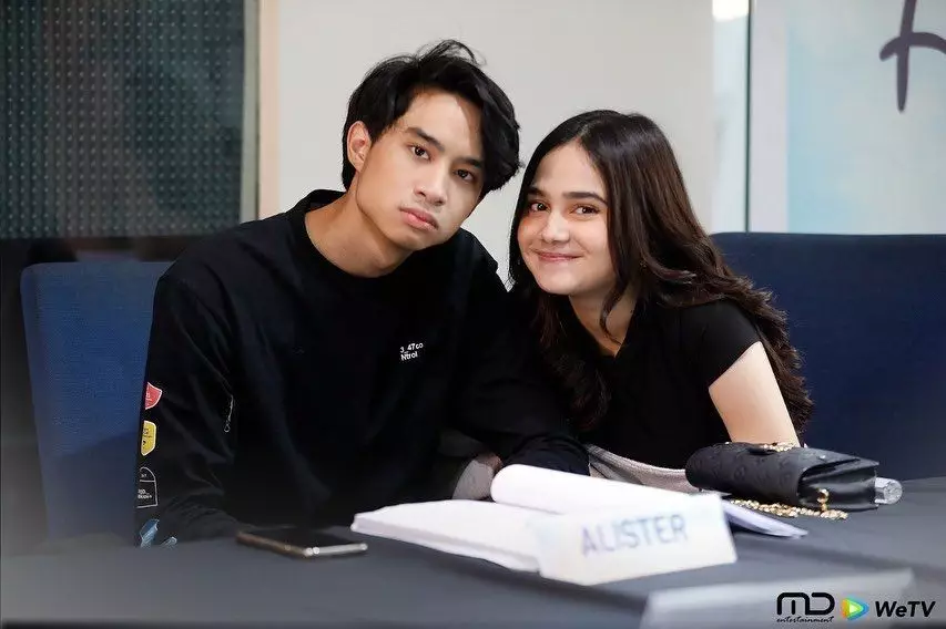 Potret kebersamaan Syifa Hadju dan Devano dari berbagai sumber Potret kebersamaan Syifa Hadju dan Devano dari berbagai sumber