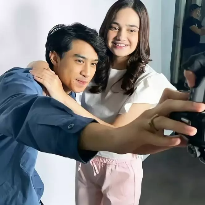 Potret kebersamaan Syifa Hadju dan Devano dari berbagai sumber Potret kebersamaan Syifa Hadju dan Devano dari berbagai sumber