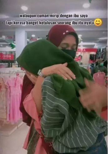 viral cewek peluk wanita mirip ibu Berbagai sumber viral cewek peluk wanita mirip ibu Berbagai sumber