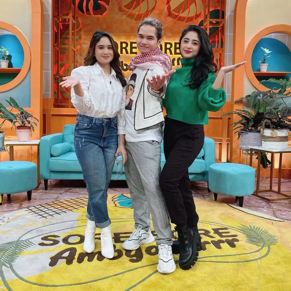 Dewi dan Tissa mirip © Instagram