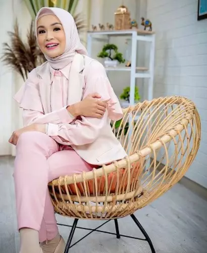 artis berdarah Tionghoa rayakan Lebaran © berbagai sumber artis berdarah Tionghoa rayakan Lebaran © berbagai sumber