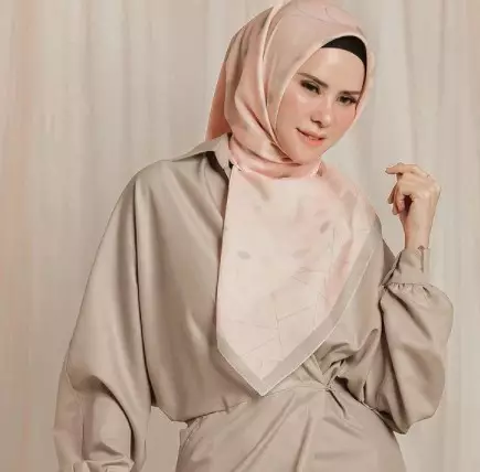 artis berdarah Tionghoa rayakan Lebaran © berbagai sumber artis berdarah Tionghoa rayakan Lebaran © berbagai sumber