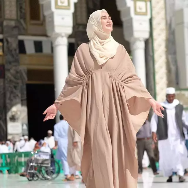 Potret Luna Maya kenakan gamis © Instagram/@lunamaya