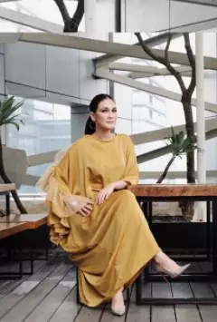 Potret Luna Maya kenakan gamis © Instagram/@lunamaya