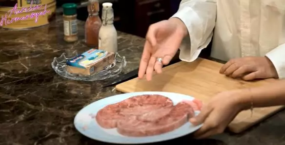 Momen Aurel Hermansyah masak daging harga jutaan rupiah © YouTube/Aurelie Hermansyah Momen Aurel Hermansyah masak daging harga jutaan rupiah © YouTube/Aurelie Hermansyah
