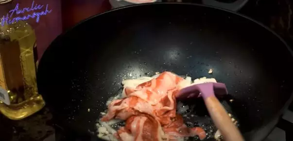 Momen Aurel Hermansyah masak daging harga jutaan rupiah © YouTube/Aurelie Hermansyah Momen Aurel Hermansyah masak daging harga jutaan rupiah © YouTube/Aurelie Hermansyah