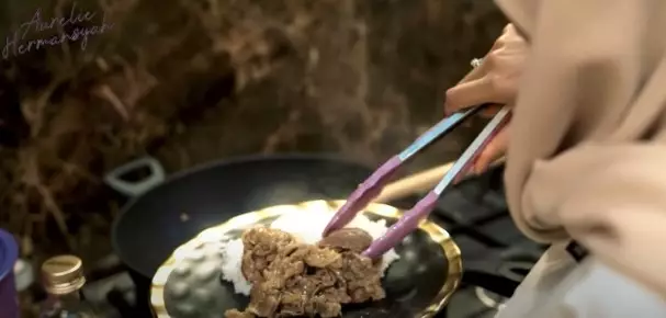 Momen Aurel Hermansyah masak daging harga jutaan rupiah © YouTube/Aurelie Hermansyah Momen Aurel Hermansyah masak daging harga jutaan rupiah © YouTube/Aurelie Hermansyah