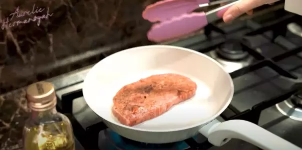 Momen Aurel Hermansyah masak daging harga jutaan rupiah © YouTube/Aurelie Hermansyah Momen Aurel Hermansyah masak daging harga jutaan rupiah © YouTube/Aurelie Hermansyah