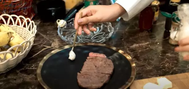 Momen Aurel Hermansyah masak daging harga jutaan rupiah © YouTube/Aurelie Hermansyah Momen Aurel Hermansyah masak daging harga jutaan rupiah © YouTube/Aurelie Hermansyah