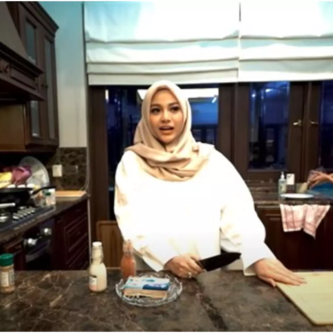 9 Momen Aurel masak daging harga Rp 1,7 juta untuk Atta Halilintar