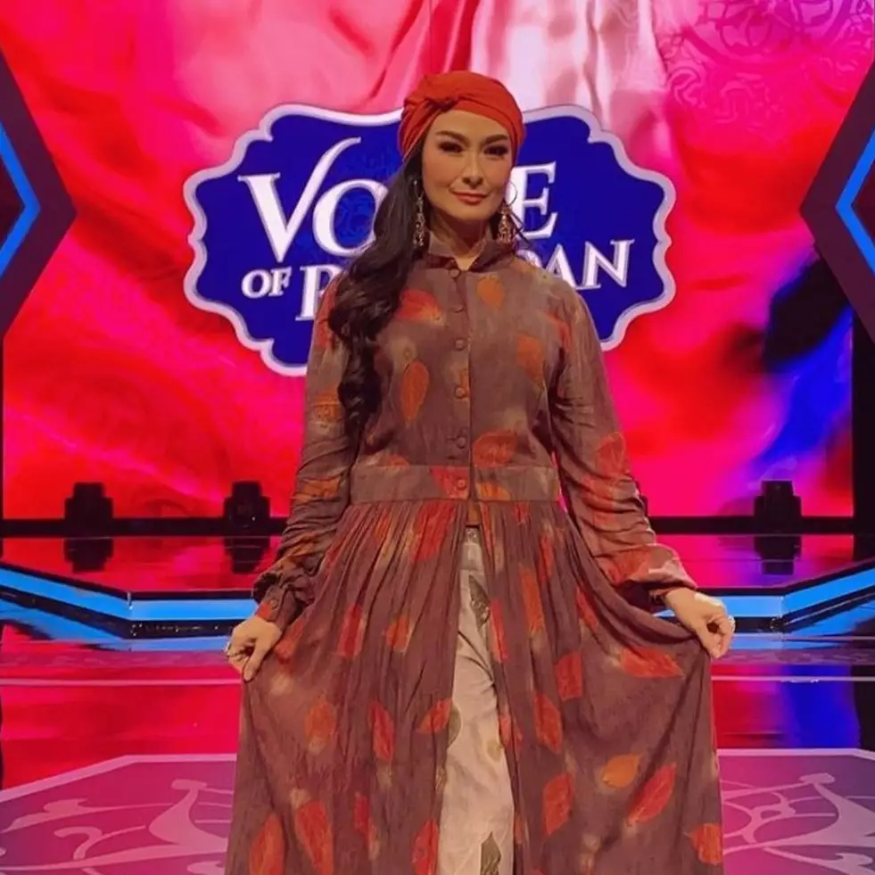 Potret lawas 5 juri Voice of Ramadan, Iis Dahlia manglingi